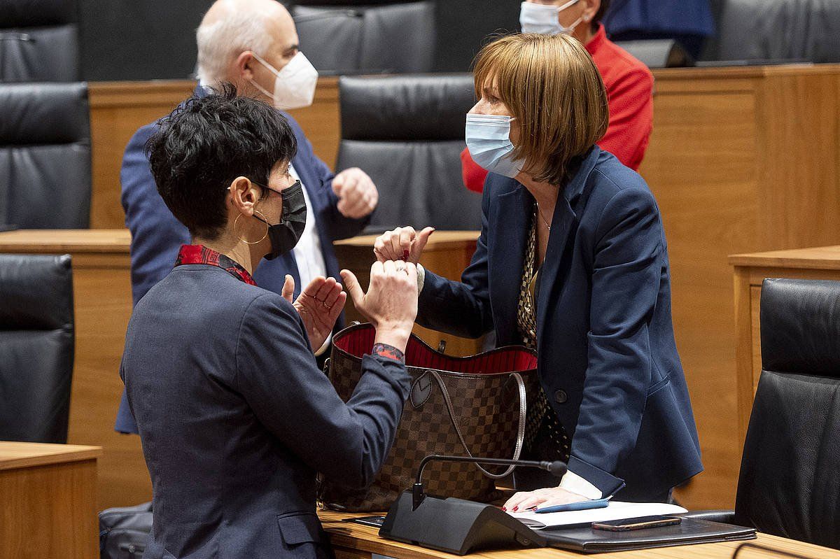 Elma Saiz Nafarroako Gobernuko Ekonomia eta Ogasun kontseilaria eta Geroa Baiko Uxue Barkos, iaz, Parlamentuan. IñIGO URIZ / FOKU