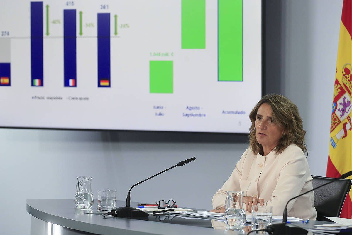Teresa Ribera Espainiako Energia Trantsiziorako ministroa, astearte honetan eginiko agerraldian. FERNANDO ALVARADO (EFE)