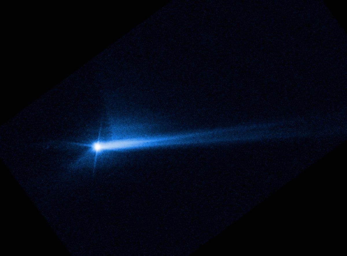 DARTek emaniko kolpeak Dimorphos asteroidetik kanporaturiko hautsa erakusten du irudi honek, talkatik 285 ordura. NASA/ESA/STSCI/HUBBLE