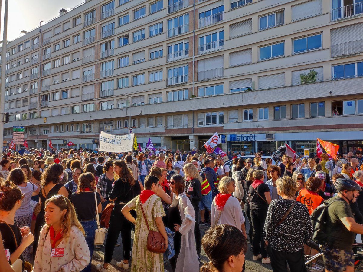 Manifestariak, gaur, Baionako suprefeturaren aitzinean. OIHANA TEYSEYRE KOSKARAT