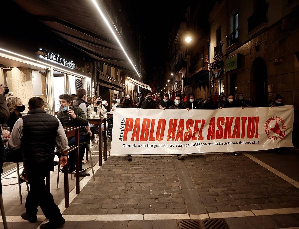 Pablo Haselen atxiloketa gaitzesteko manifestazioa, Iruñean, 2021eko otsailaren 20an. JESUS DIGES / EFE