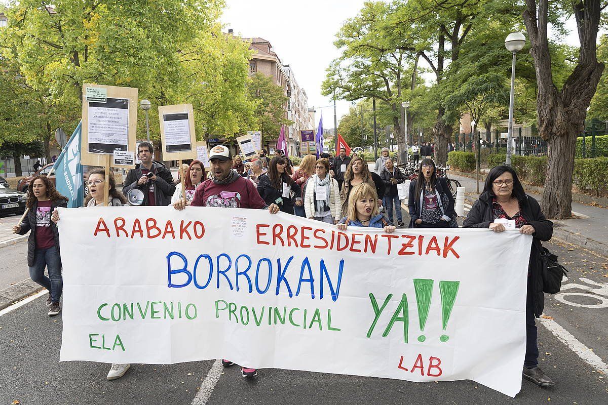 Arabako zahar etxe pribatuetako langileen protesta bat. RAUL BOGAJO/ FOKU