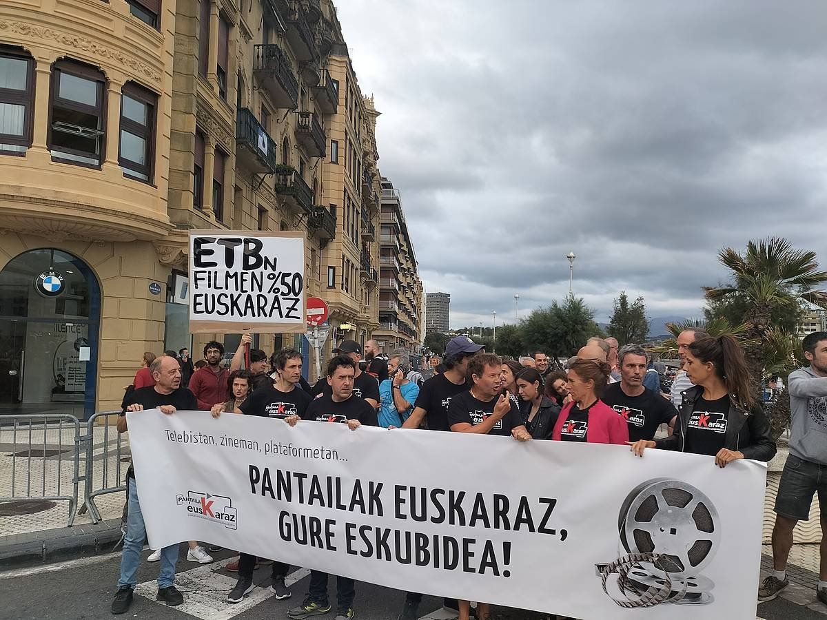 Pantailak Euskarazek deituta Donostiako Zinemaldian egindako protesta. BERRIA