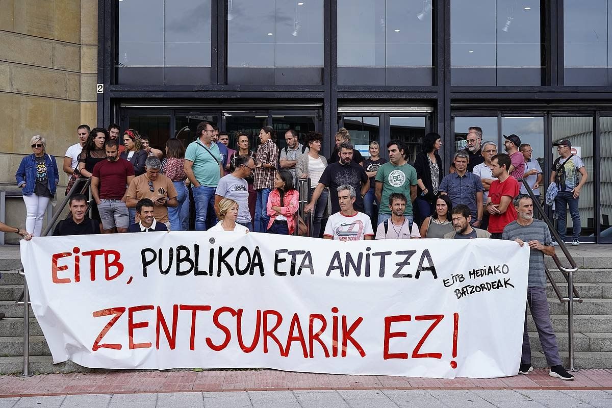 EITB taldeko langileak protestan, Bilboko egoitzaren atarian. ARITZ LOIOLA, FOKU