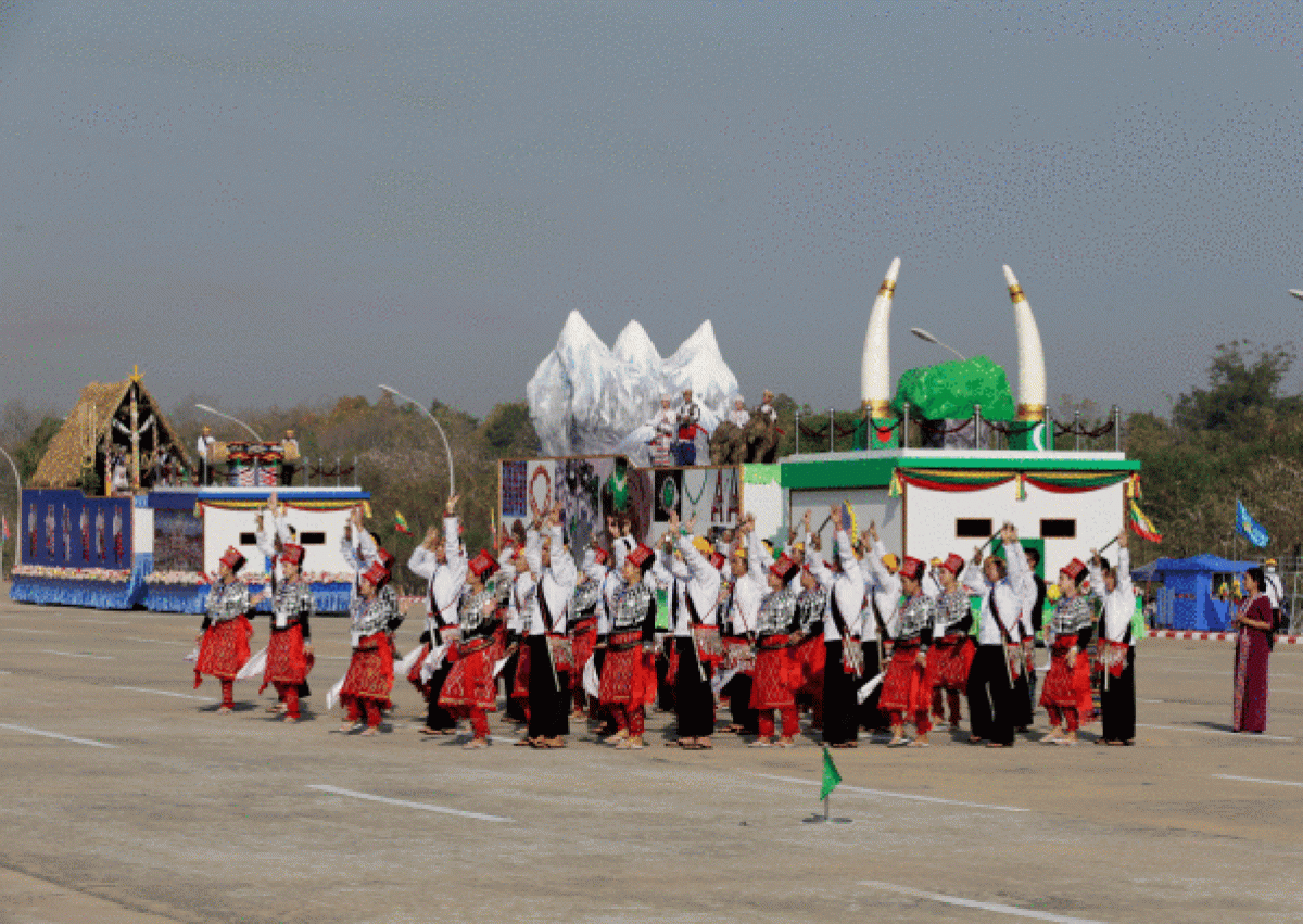 Kachin etniako kideak Batasunaren Egunaren 75. urteurreneko zeremonian, Naypyitawen (Myanmar). STRINGER / EFE