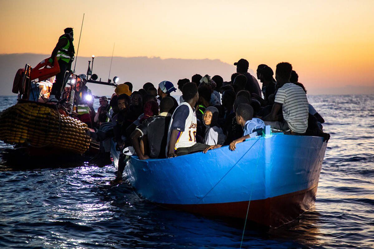 Ontzi bat migratzaileak erreskatatzen, Mediterraneo itsasoan. EFE