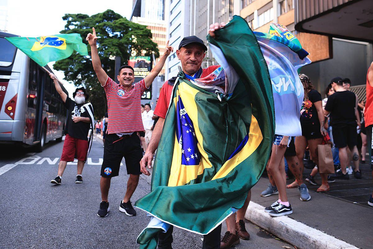 Herritar batzuk kalean, gaur, Sao Paulon, emaitzen zain. ETTORE CHIEREGUINI / EFE