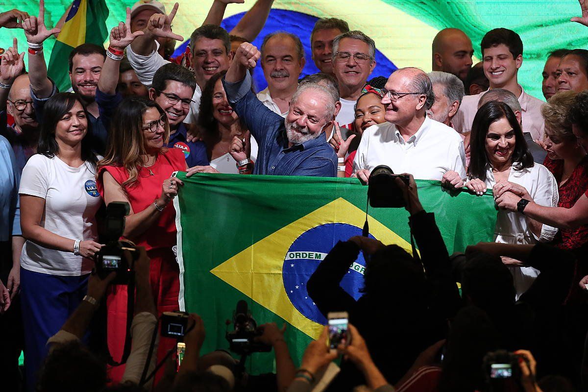 'Lula' da Silva Brasilgo presidente hautatu berria, bart, Sao Paulon, hauteskundeetako bigarren itzuliaren garaipena ospatzen. SEBASTIAO MOREIRA, EFE