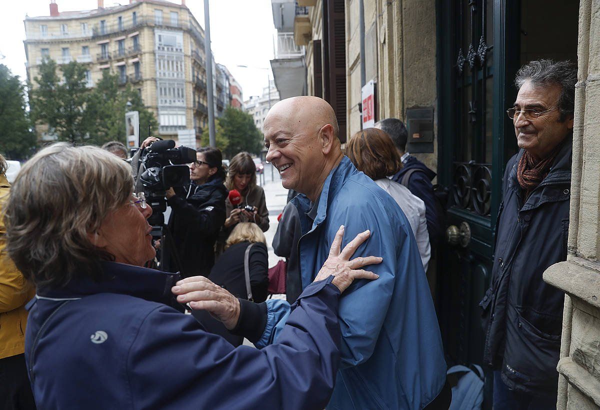 Odon Elorza Barbara Durkhop PSE-EEko eurodiputatu ohia agurtzen, hauteskunde primarioen biharamunean. JUAN HERRERO / EFE