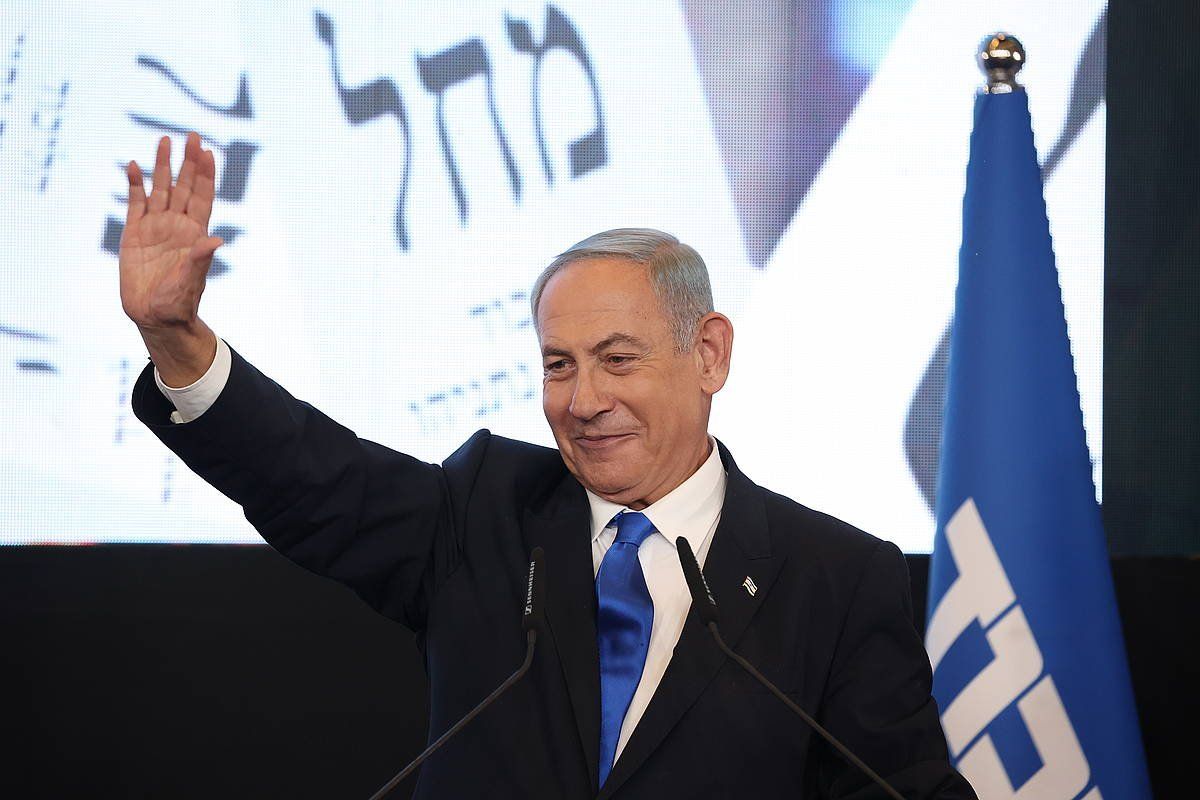 Benjamin Netanyahu, atzo, hauteskundeen emaitzen berri izan osteko mintzaldian. ABIR SULTAN / EFE