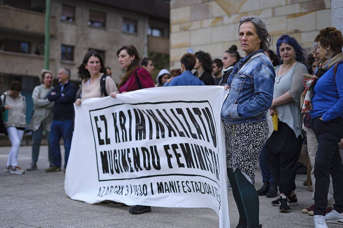 Algortako Mugimendu Feministak gaur goizean Getxoko epaitegian egindako elkartasun kontzentrazioa. ARITZ LOIOLA / FOKU