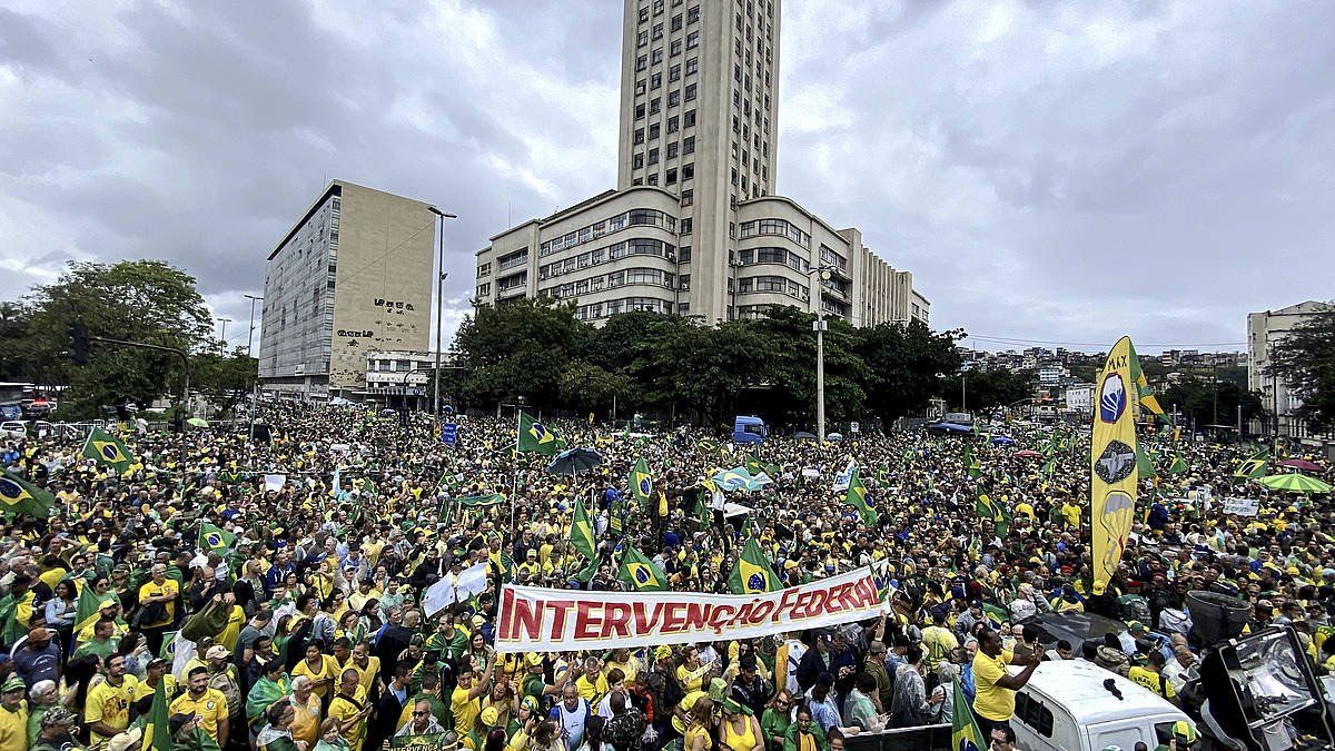 Bolsonaroren aldekoak, atzo, Lularen aurkako «esku hartze militarra» aldarrikatzen, Rio de Janeiron (Brasil). ANTONIO LACERDA / EFE