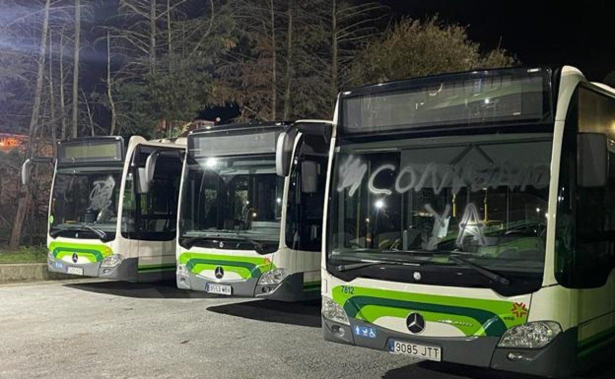 Sabotatutako autobusetako batzuk. BERRIA