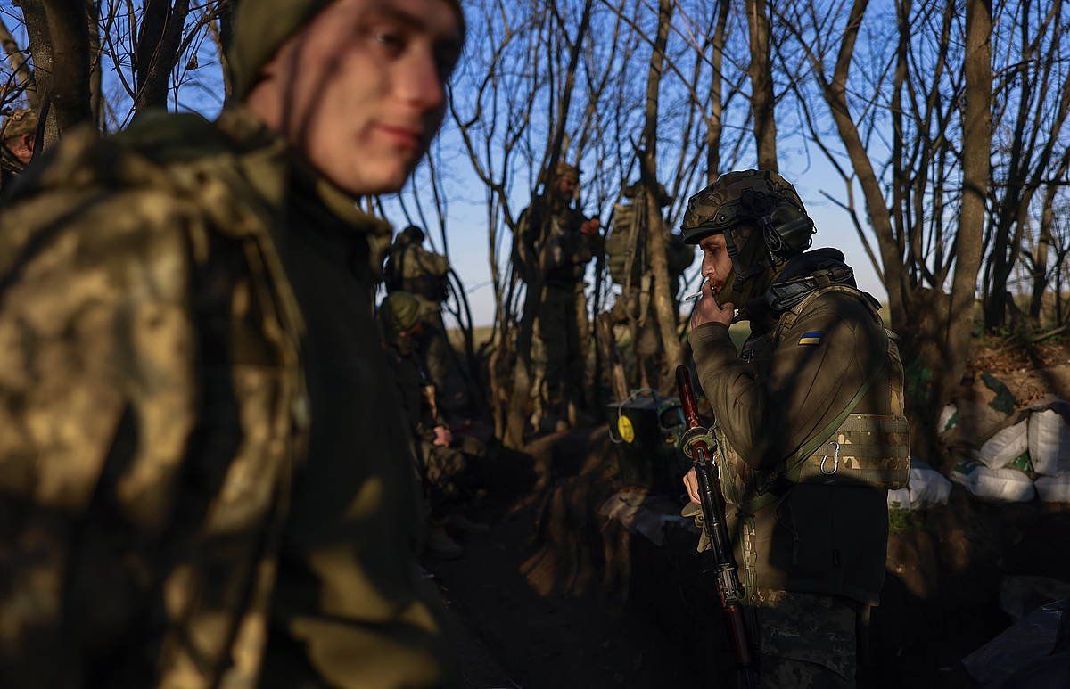 Ukrainako soldadu batzuk, gaur, Kherson inguruan. EFE