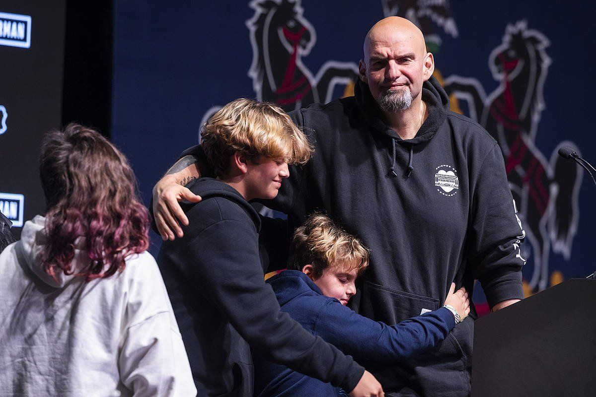 John Fetterman Pennsylvaniako senatarigai demokrata, gaurko Euskal Herriko ordu txikietan, garaipena ospatzen, Pittsburghen. JIM LO SCALZO / EFE