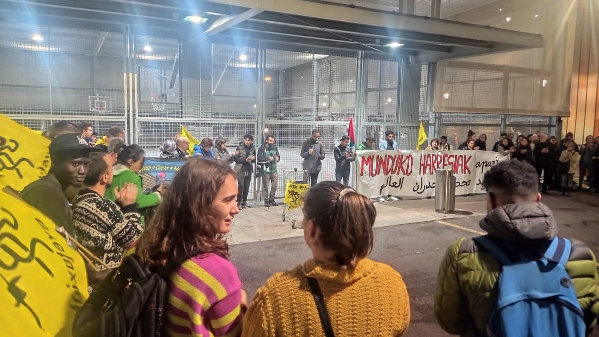 Gaurko protesta, Bilboko Atxuri auzoan. SOS ARRAZAKERIA Gaurko protesta, Bilboko Atxuri auzoan. SOS ARRAZAKERIA