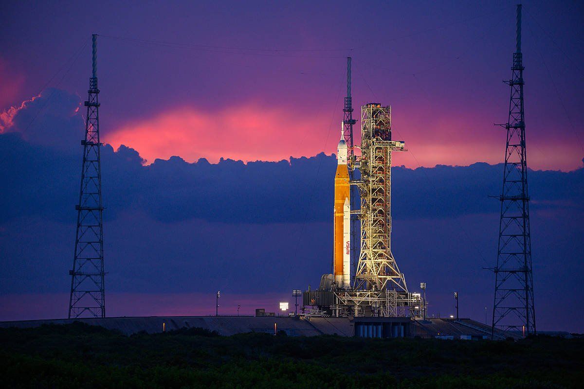 SLS suziria eta Orion ontzia. ERIC BORDELON NASA