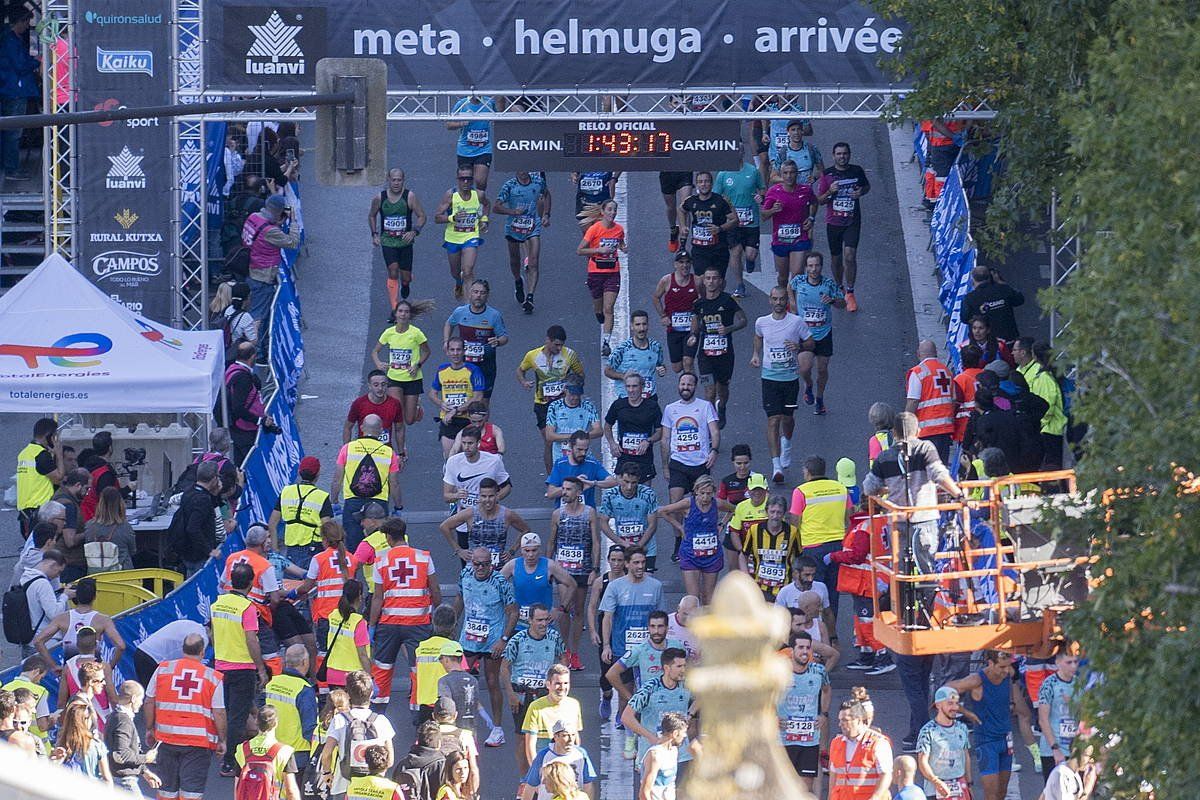 Hainbat korrikalari, gaur, Donostiako helmugara iristen. GORKA RUBIO / FOKU