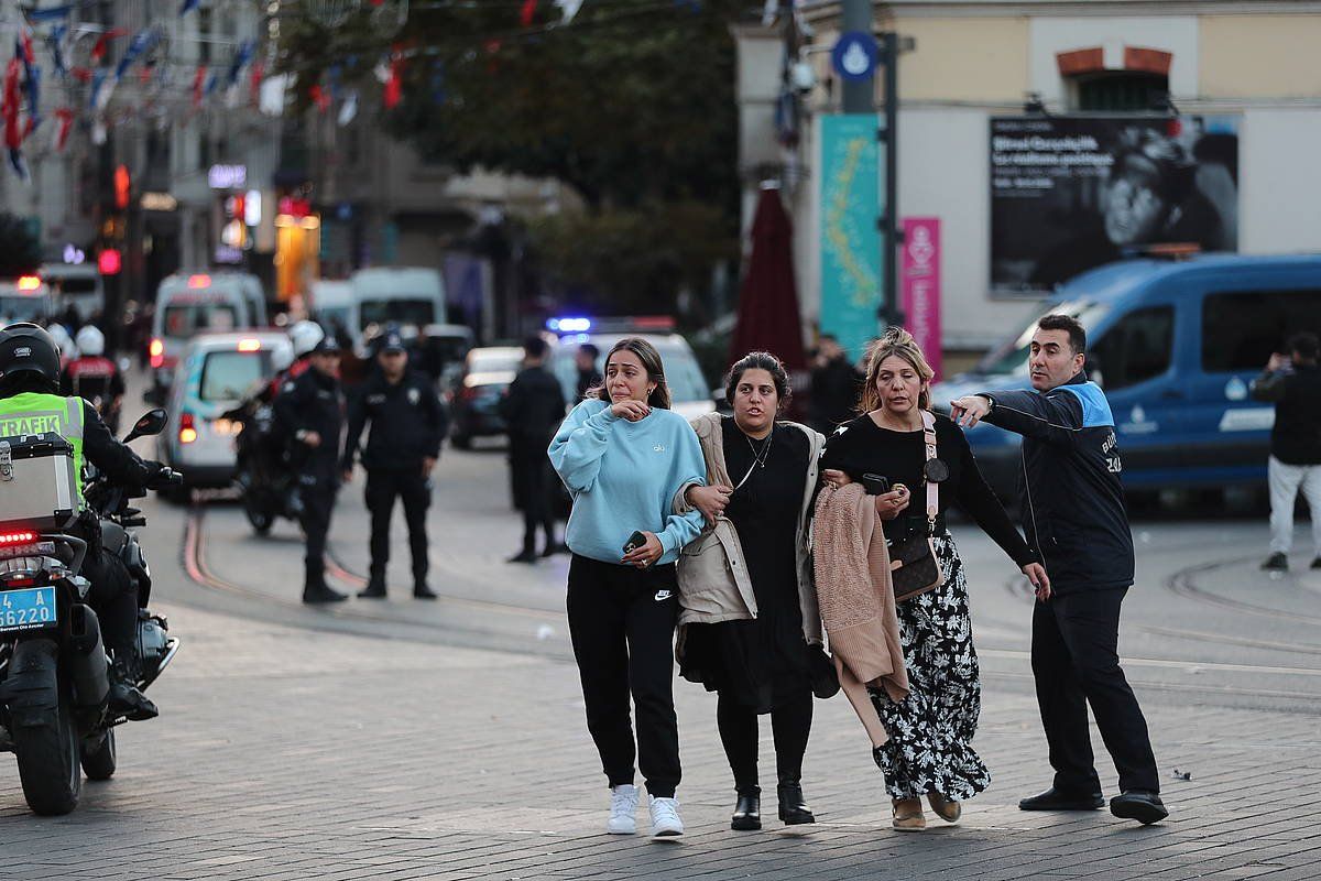 Jendea korrika ihes egiten, atzo, Istanbulgo Istlikal kalean eztanda bat gertatu ostean. ERDEM SAHIN / EPA / EFE