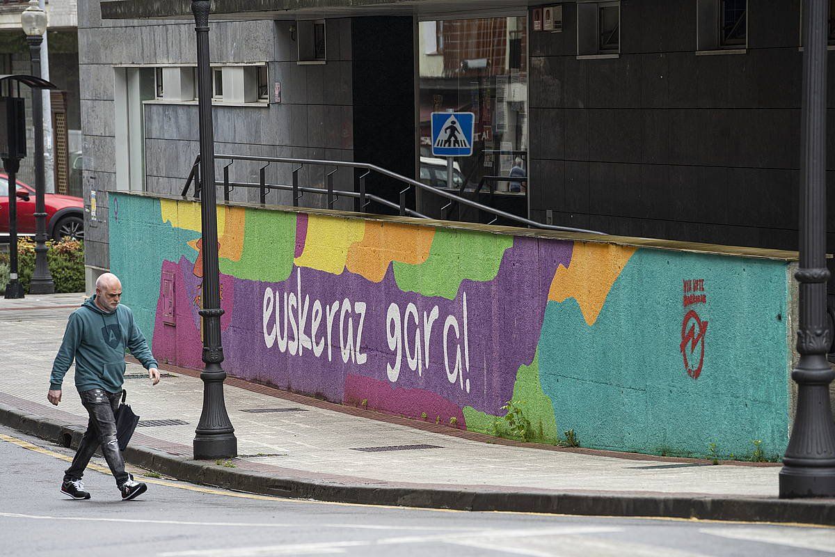 Euskararen aldeko horma irudi bat, Igorren (Bizkaia). MONIKA DEL VALLE / FOKU