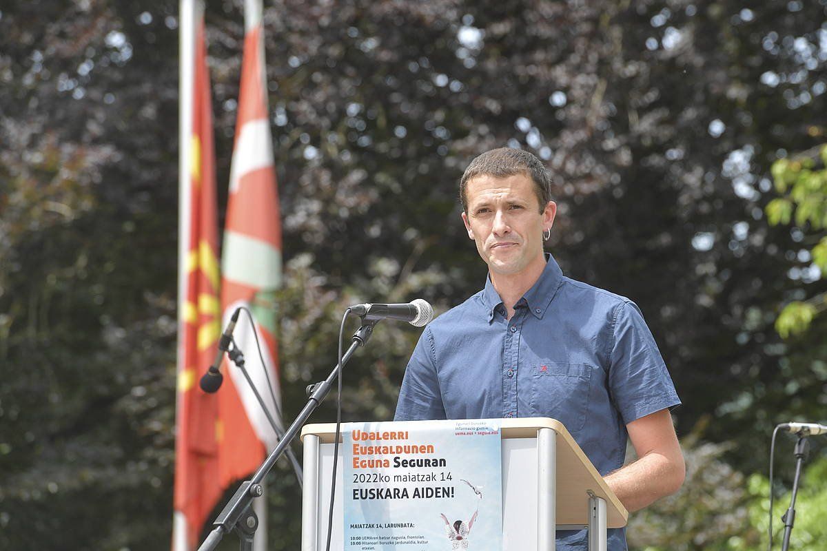 Iraitz Lazkano Udalerri Euskalden Egunean, maiatzean, Seguran (Gipuzkoa). IDOIA ZABALETA / FOKU