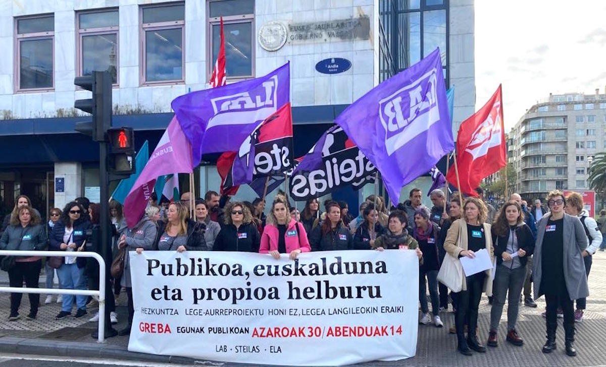 Hiru sindikatuen protesta, gaur goizean, Donostian. LAB