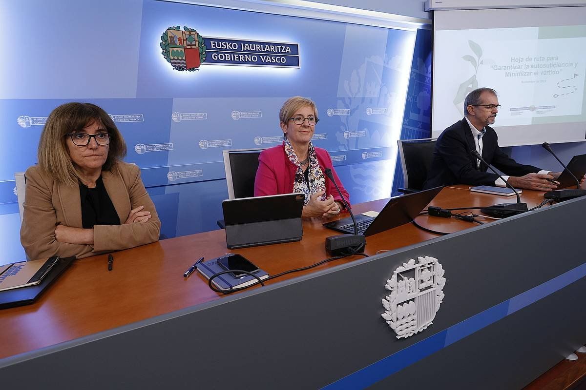 Arantxa Tapia gaur goizean, Amaia Barredo Ingurumen Jasangarritasuneko sailburuordearekin eta Alexander Boto IHOBEko zuzendari nagusiarekin. MAIALEN ANDRES/FOKU