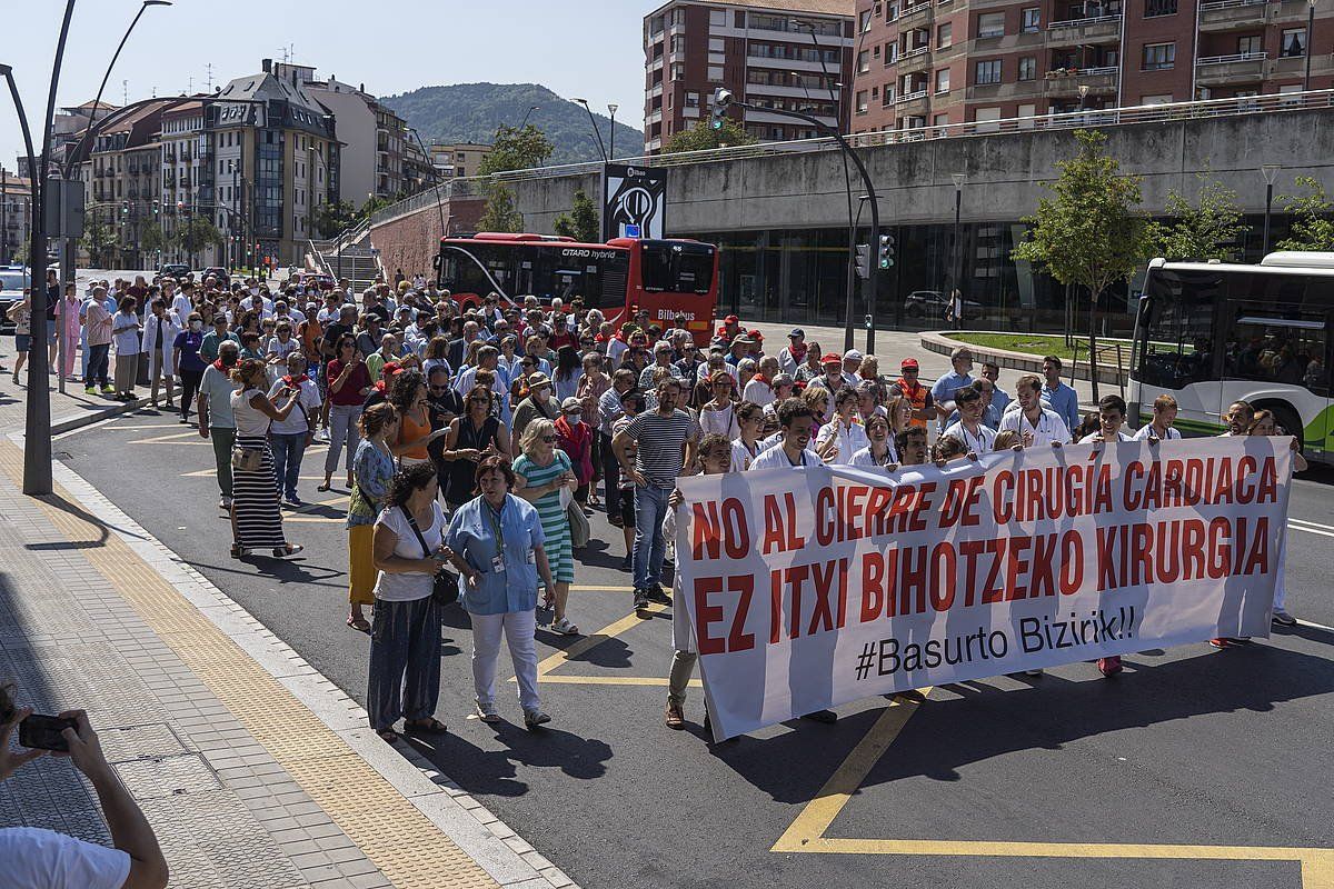 Bihotz kirurgia Basurtotik ateratzearen kontra uztailean egindako mobilizazio bat. MONIKA DEL VALLE / FOKU