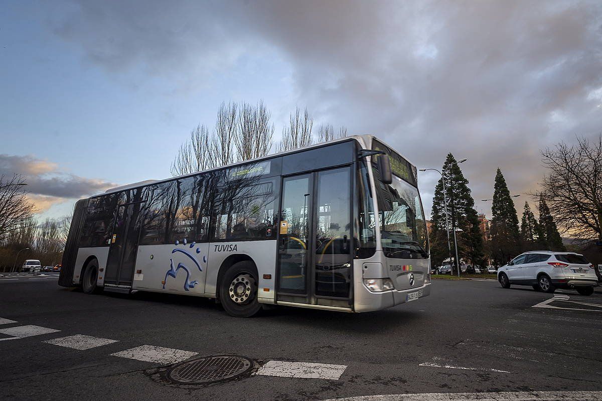 TUVISAren autobus bat Gasteizen. JAIZKI FONTANEDA/ FOKU