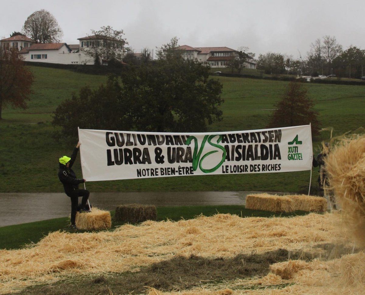 Arrangoitzeko golf zelaian eginiko protestaren une bat. XUTI GAZTE