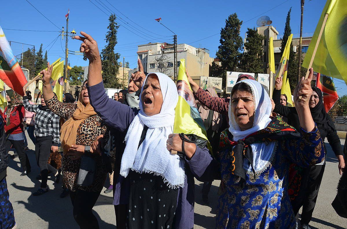 Siriaren menpeko Kurdistanen manifestazioak egin zituzten, atzo, Turkiaren erasoaren kontra. EFE