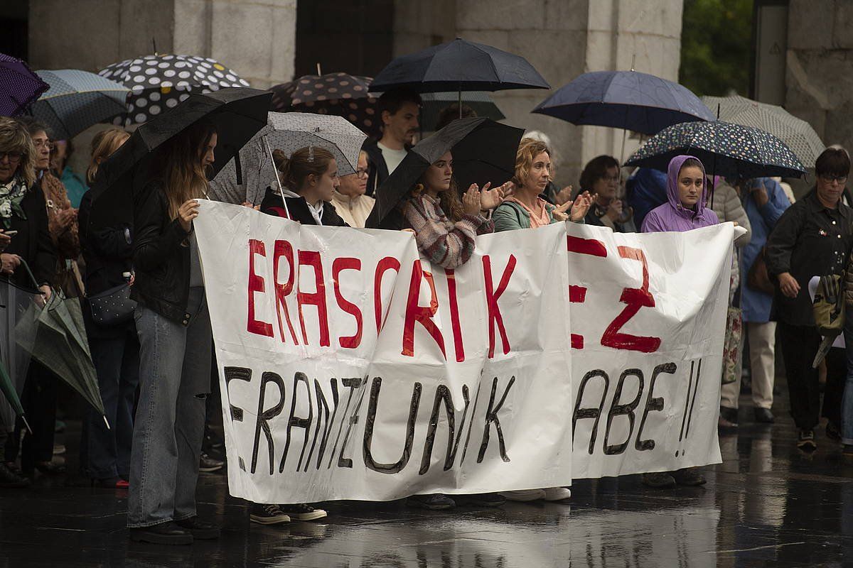 Hilketa matxista salatzeko elkarretaratzea, Elgoibarren. JON URBE / FOKU