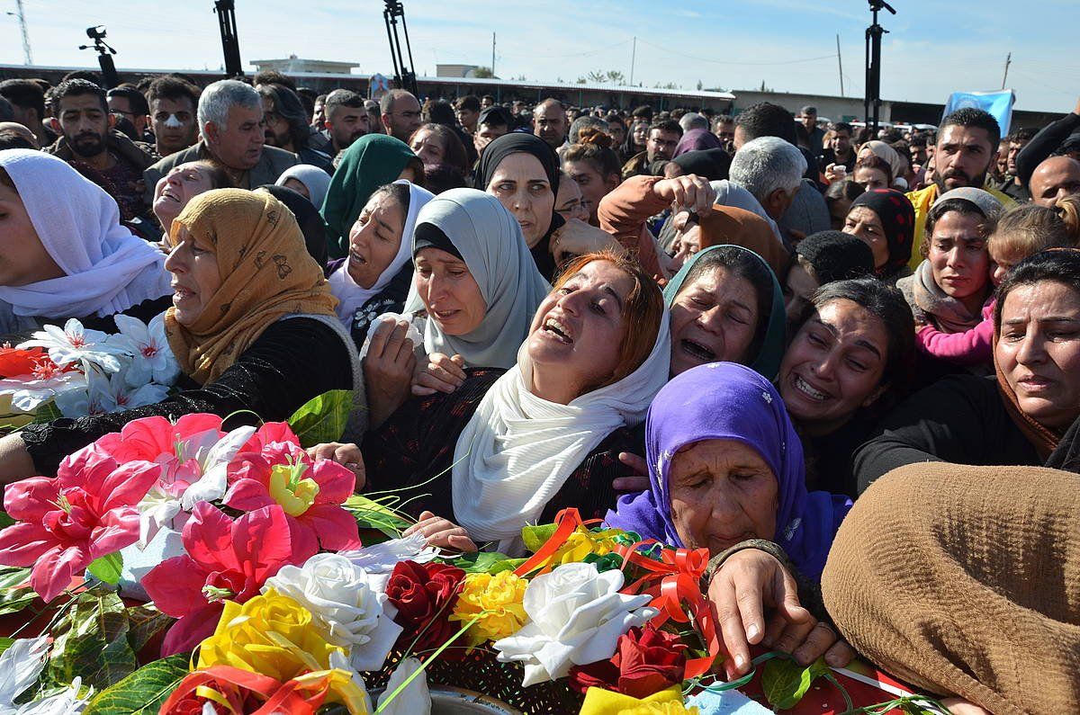 Turkiako Armadak hildako lagun batzuen omenezko hileta, atzo, Siriaren menpeko Kurdistanen. AHMED MARDNLI / EFE