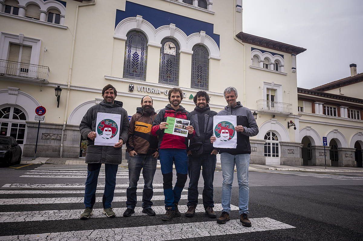 Burgos, Araba eta Nafarroako tren sozial baten aldeko plataformen agerraldia gaur, Gasteizen. JAIZKI FONTANEDA/ FOKU