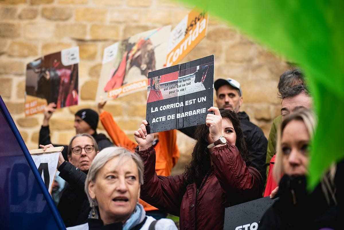 Zezenketen kontrako elkarretaratzea joan den larunbatean, Baionan. GUILLAUME FAUVEAU