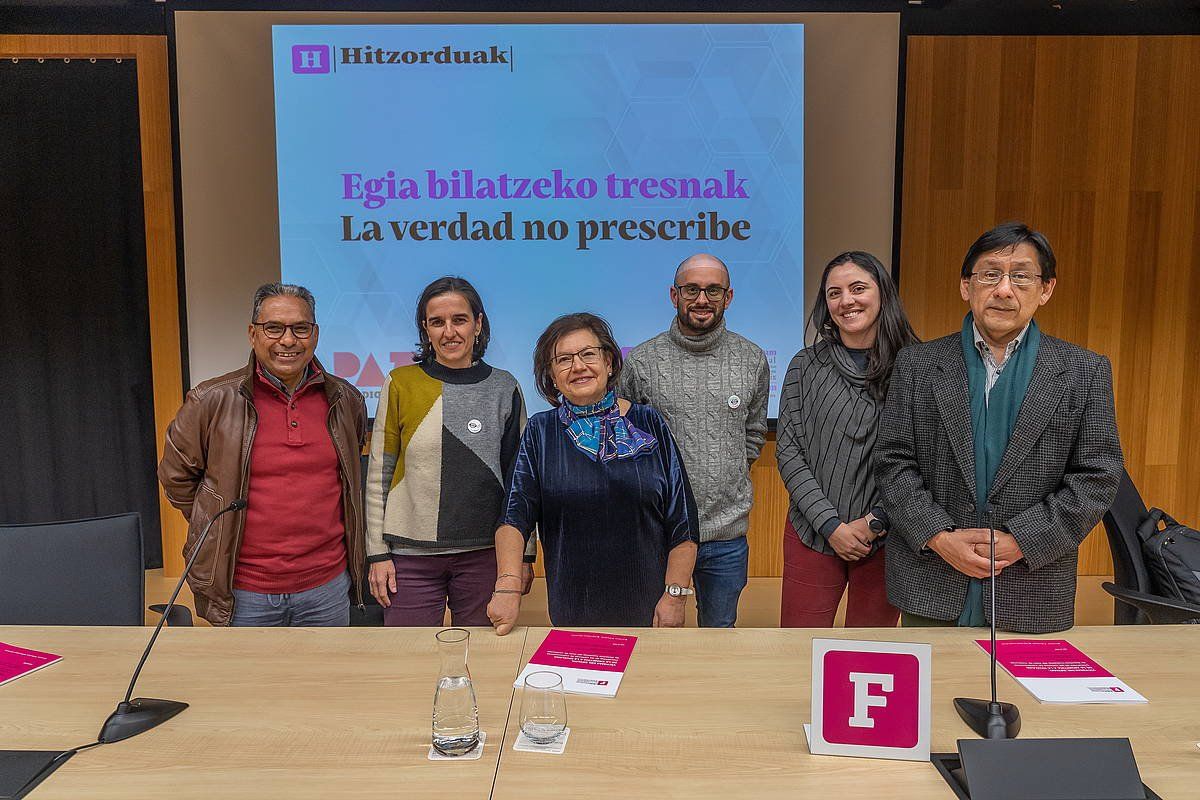 Foro Sozialak antolatutako mahai inguruko partehartzaileak, atzo, Donostian. ANDONI CANELLADA / FOKU