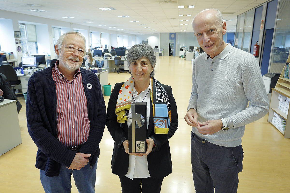 Unai Ugalde, Beatriz Zabalondo eta Martxelo Otamendi, sariarekin. MAIALEN ANDRES, FOKU