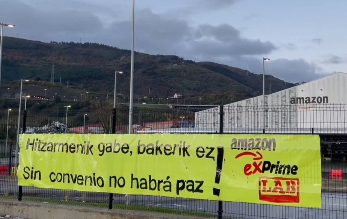 Protesta, gaur goizean Amazonek Trapagaranen duen banaketa zentroen atarian. BERRIA