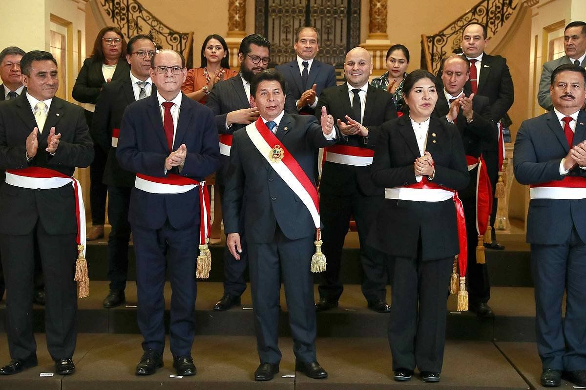 Peruko presidente Pedro Castillo (erdian), Ministroen Kontseilua berritu ostea, joan den ostiralean, Liman. EFE