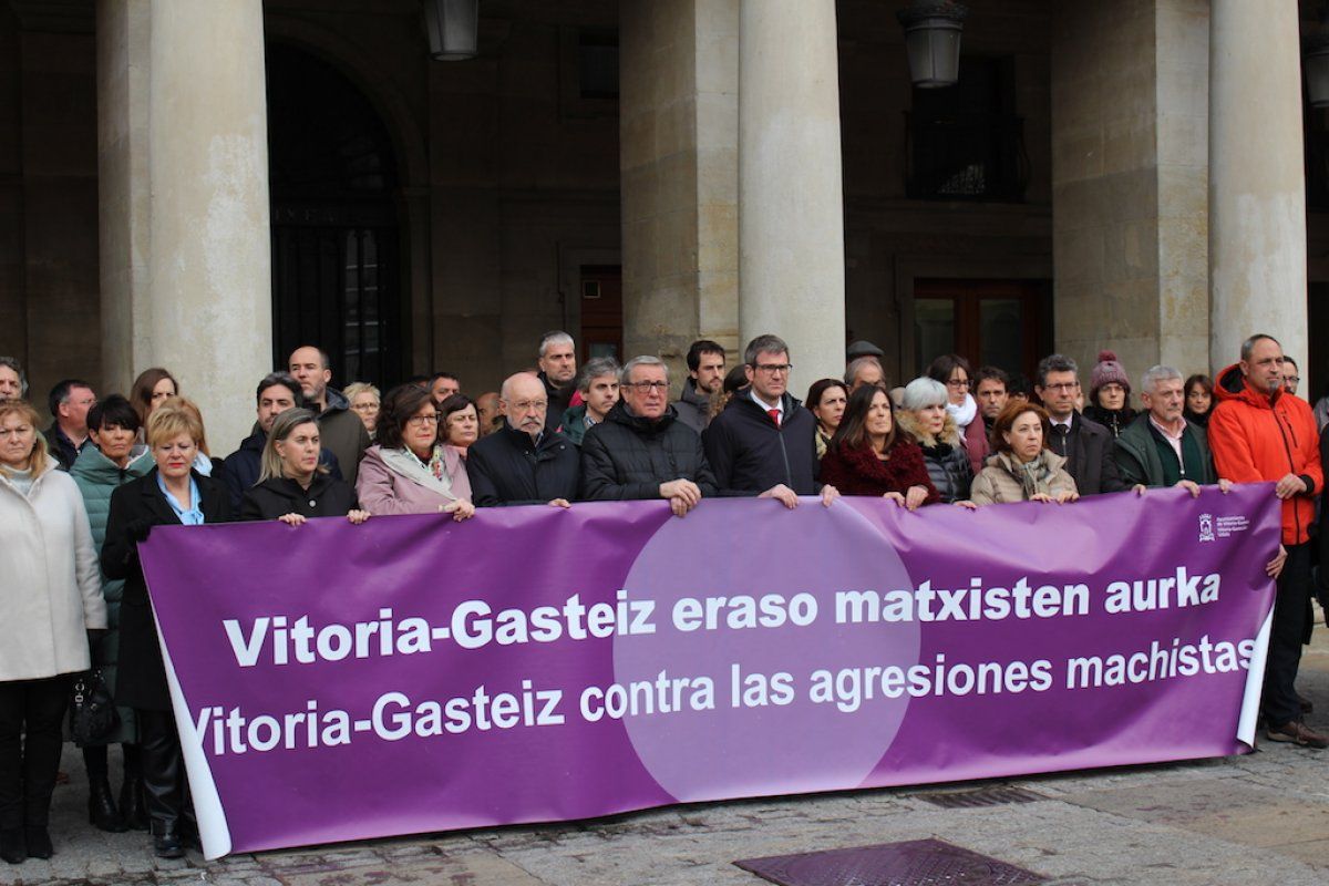 Gasteizen izandako sexu erasoa gaitzesteko elkarretaratzea egin dute gaur. IREKIA