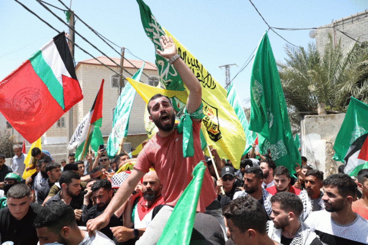 Palestinako herritarrak Israelgo segurtasun indarrek hildako palestinar baten hiletan, Ramallahn. ALAA BADARNEH / EFE