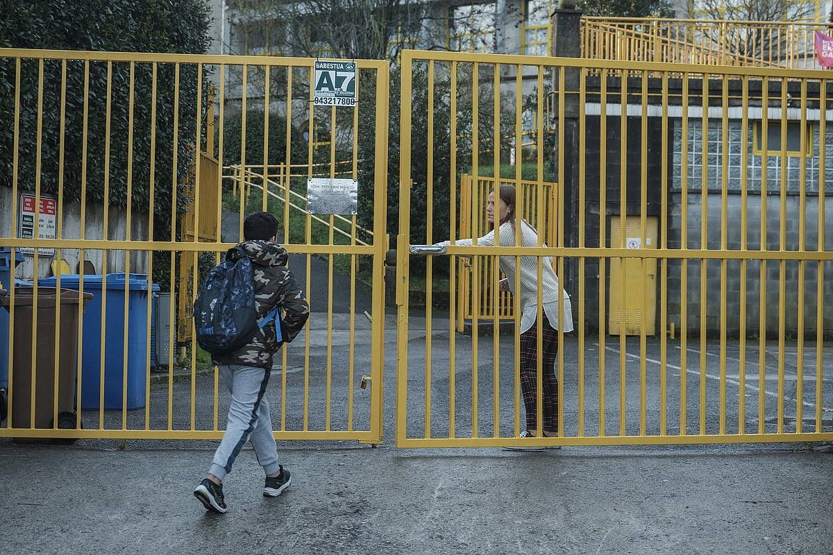 Ikasle bat Hernaniko Langile ikastolan sartzen, gaur goizean. JON URBE / FOKU