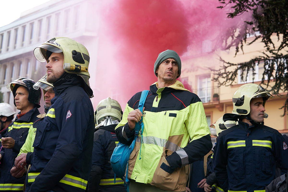 Suhiltzaileen protesta, gaur, Arabako Batzar Nagusien aurrean. L.RICO/ EFE