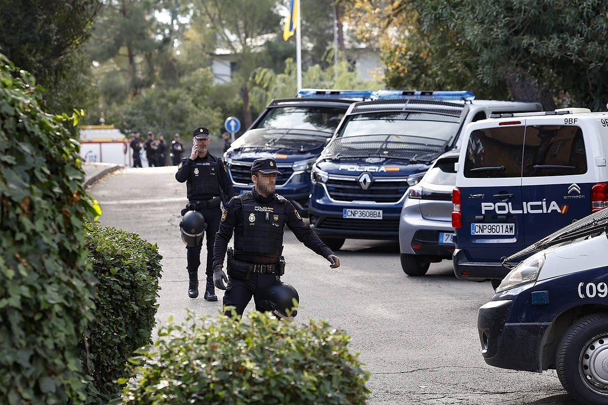 Espainiako Polizia Ukrainaren enbaxadaren ingurumarietan, atzo. CHEMA MOYA, EFE