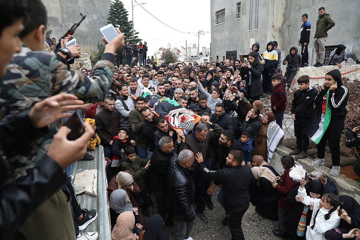 Hainbat lagun, Israelgo armadak herenegun hil zuen palestinar baten hiletan, Beit Rema herrian, Zisjordanian. ALAA BADARNEH / EFE