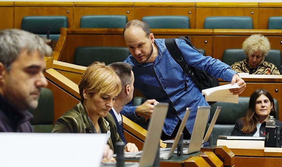 Iñigo Martinez (EP-IU), gaur, EH Bilduko legebiltzarkideekin hizketan, Eusko Legebiltzarrean. RAUL BOGAJO/ FOKU