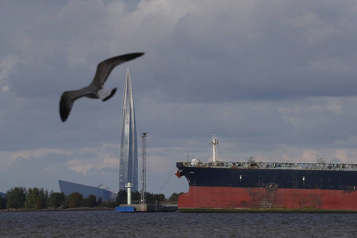 Petroliontzi bat Gazpromen egoitza inguruan, San Petersburgon. ANATOLI MALTSEV / EFE