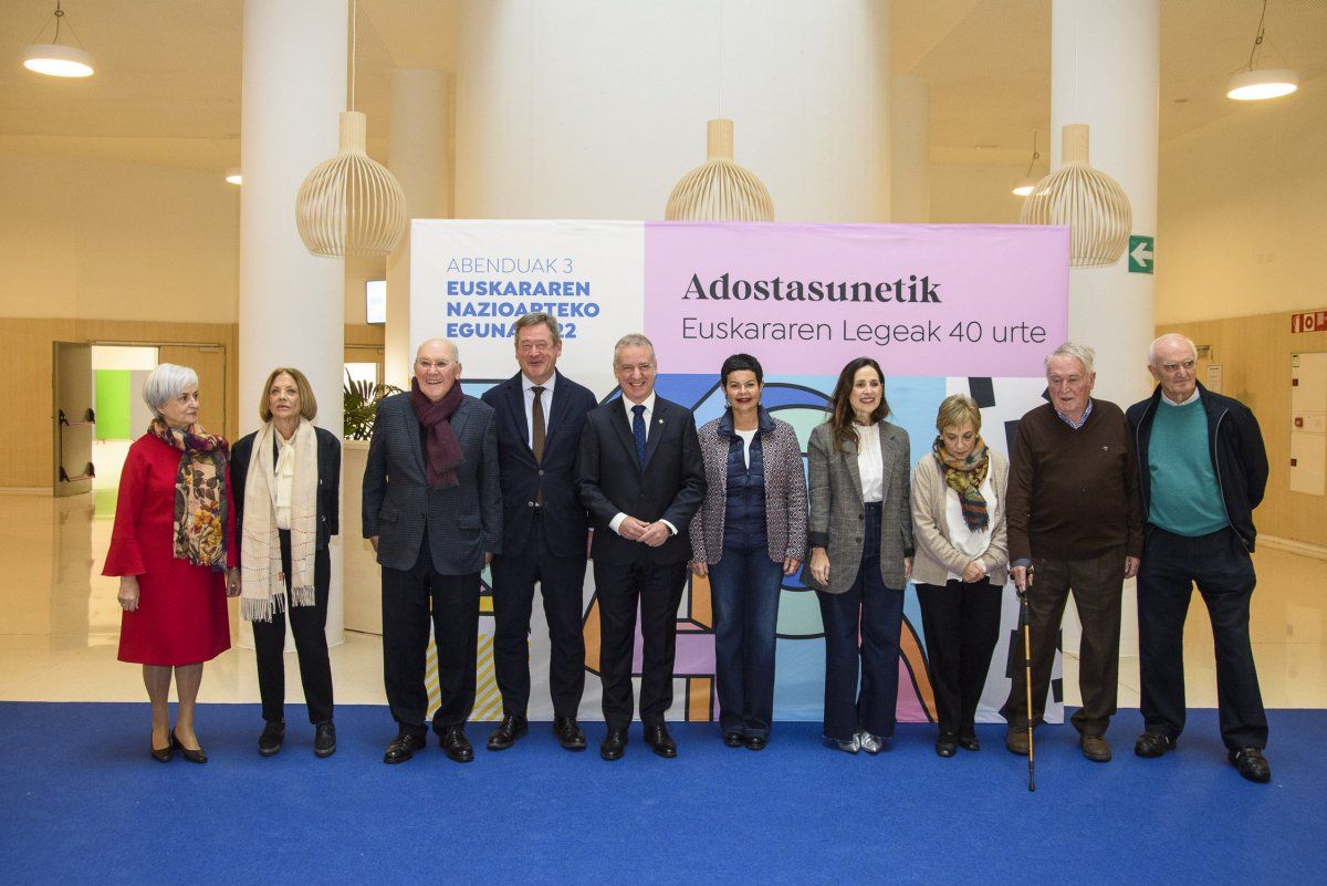 Eusk Jaurlaritzak, foru aldundiek eta Bilbo, Donostia eta Gasteizko Udalek Euskararen Eguna ospatu dute Gasteizen. IREKIA