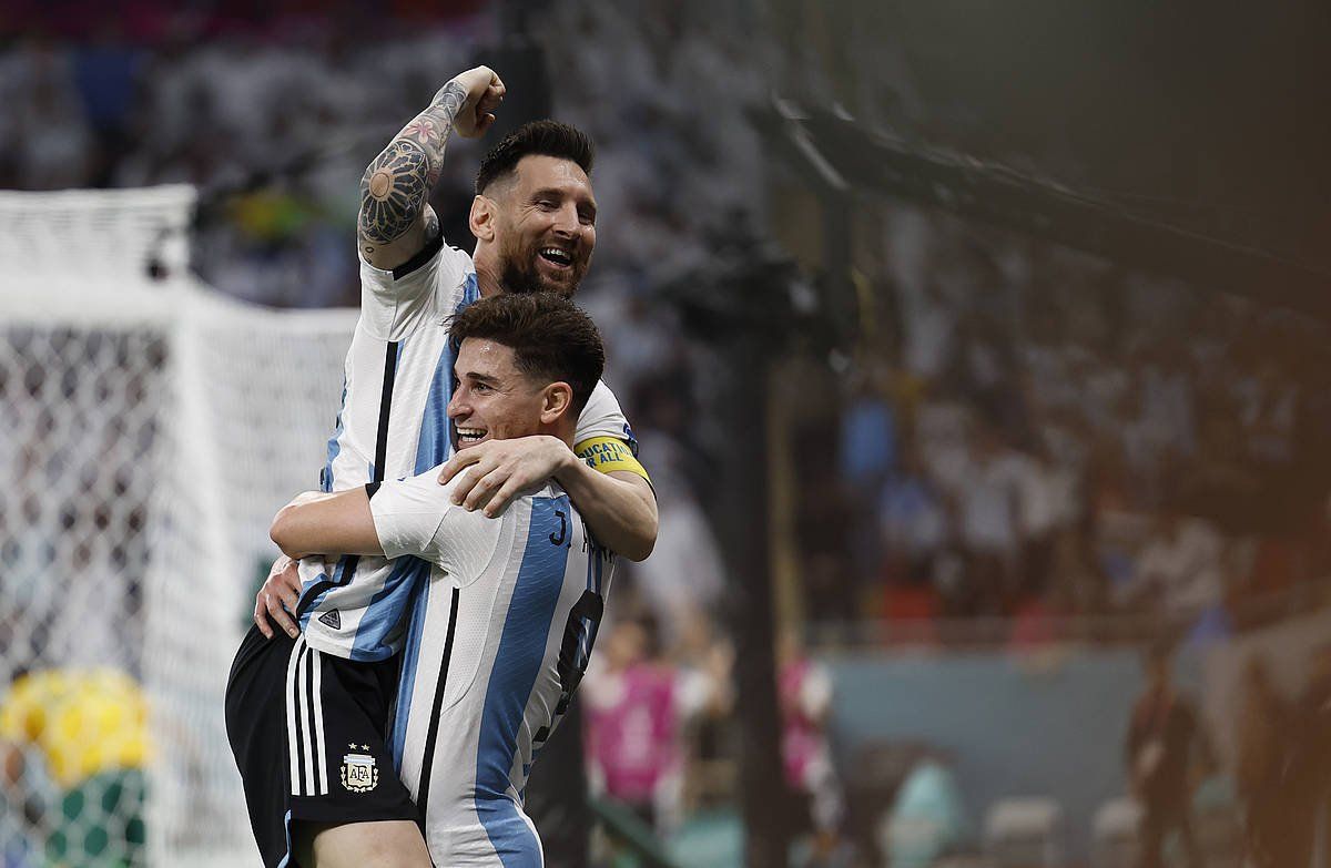 Lionel Messi eta Julian Alvarez, gol bat ospatzen. Haiek bi sartu zituzten Argentinaren golak. ALBERTO ESTEVEZ / EFE