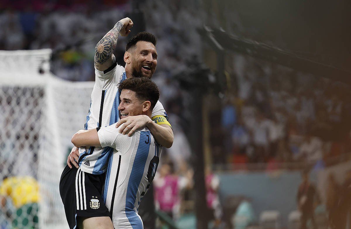 Lionel Messi eta Julian Alvarez, gol bat ospatzen. Haiek bi sartu zituzten Argentinaren golak. ALBERTO ESTEVEZ / EFE Lionel Messi eta Julian Alvarez, gol bat ospatzen. Haiek bi sartu zituzten Argentinaren golak. ALBERTO ESTEVEZ / EFE